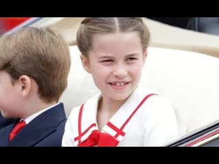 Il grazioso vestito rosso della principessa Charlotte è un dolce cenno al fratello minore, il princi