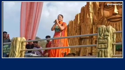 मिर्जापुर पहुँचीं डांसर सपना चौधरी, पानी में खड़े होकर उठाया डांस का लुफ्त