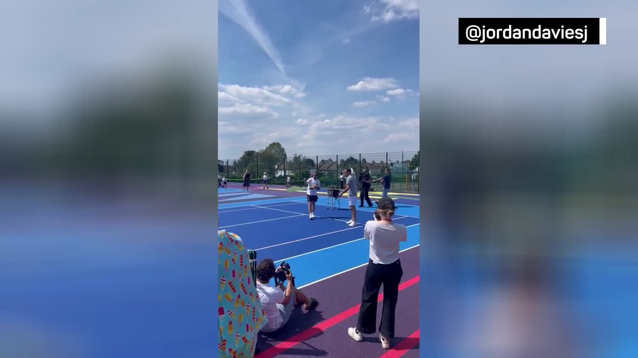 Federer reaparece jugando al tenis