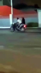 Une cascade involontaire mais géniale en scooter