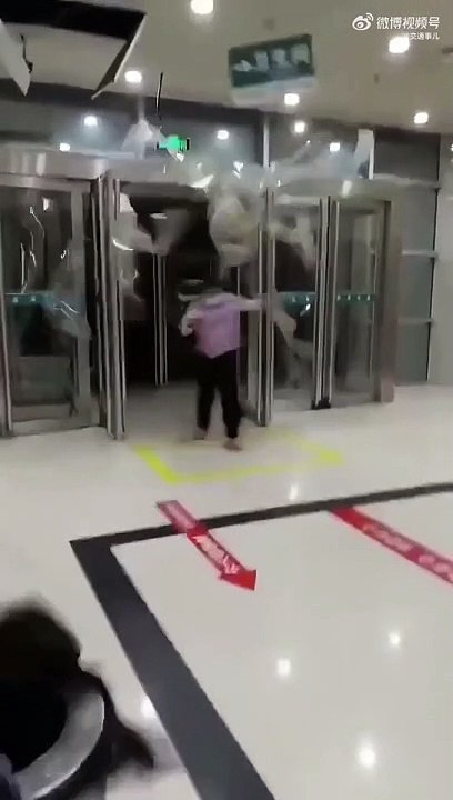 Quand le vent te pousse à faire une entrée fracassante