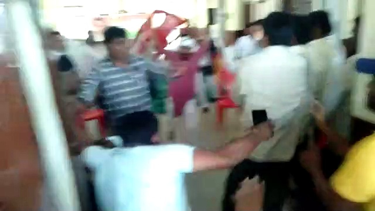 Video- प्रदेश प्रभारी की मौजूदगी में भिड़े कार्यकर्ता, कुर्सी और लात-घूंसों से मारपीट