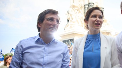 Ayuso y Almeida bromean sobre la soltería del alcalde de Madrid