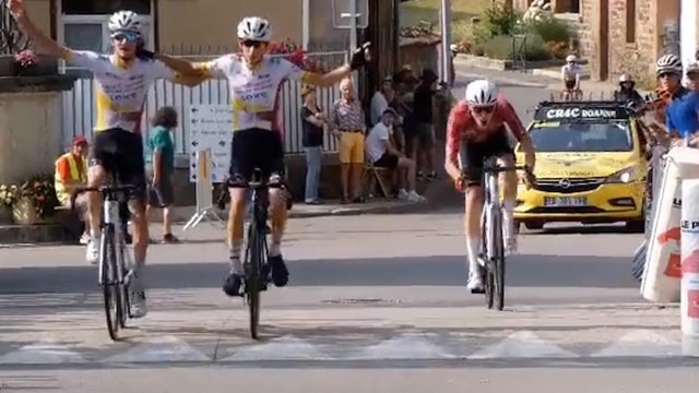 Deux coureurs célèbrent leur victoire... mais se font doubler sur la ligne d'arrivée