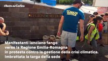 Lancio di fango contro la sede della Regione Emilia Romagna