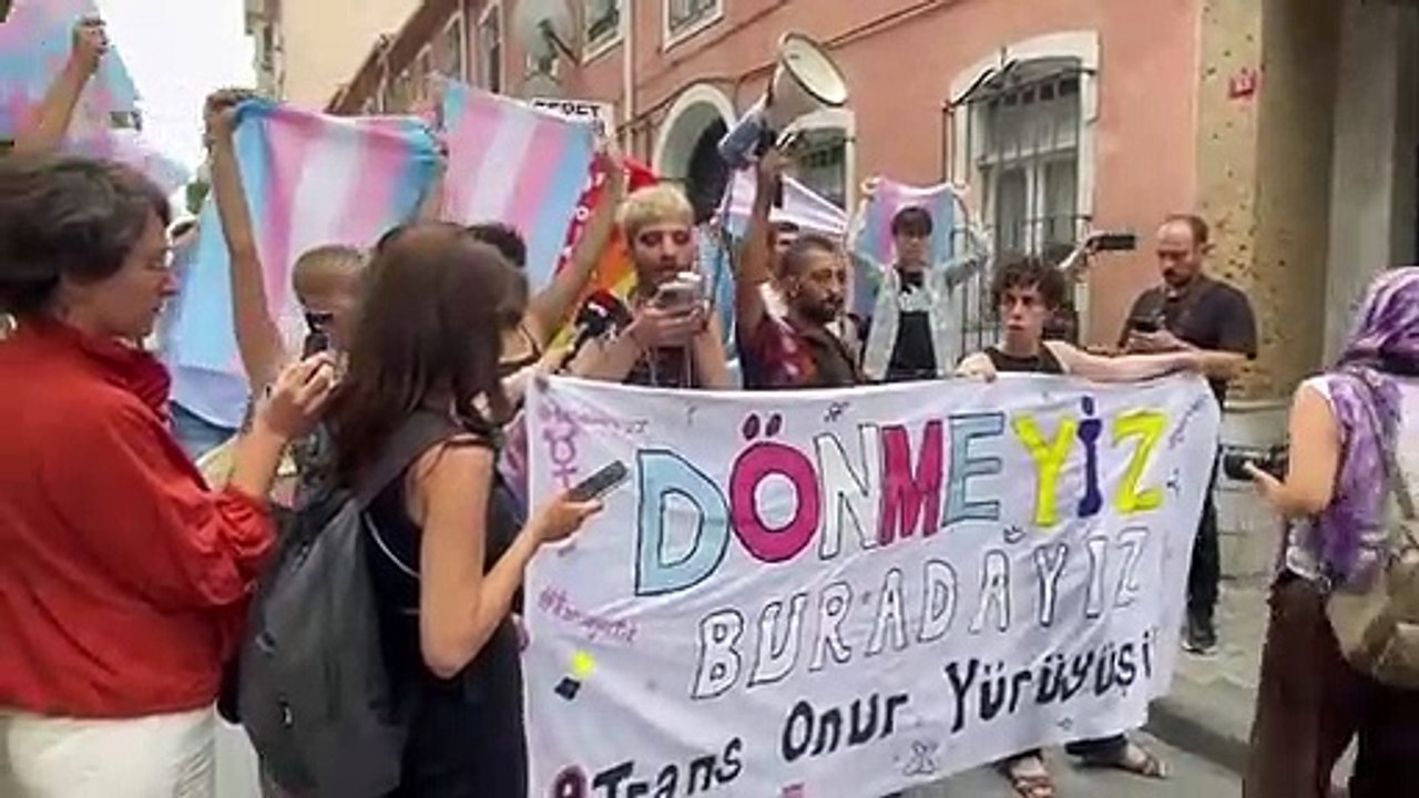 9. Trans Onur Yürüyüşü basın açıklamasından: Biz translar yine, yeniden haykırıyoruz: sınırsız, sınıfsız, şiddetsiz, cinsiyetsiz ve sömürüsüz bir dünya istiyoruz!