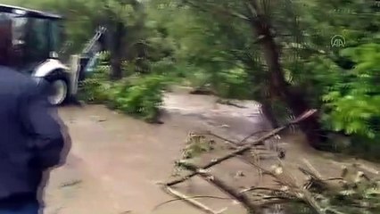 Bursa’da dere taştı! Mahallenin yolu kısmen kapandı