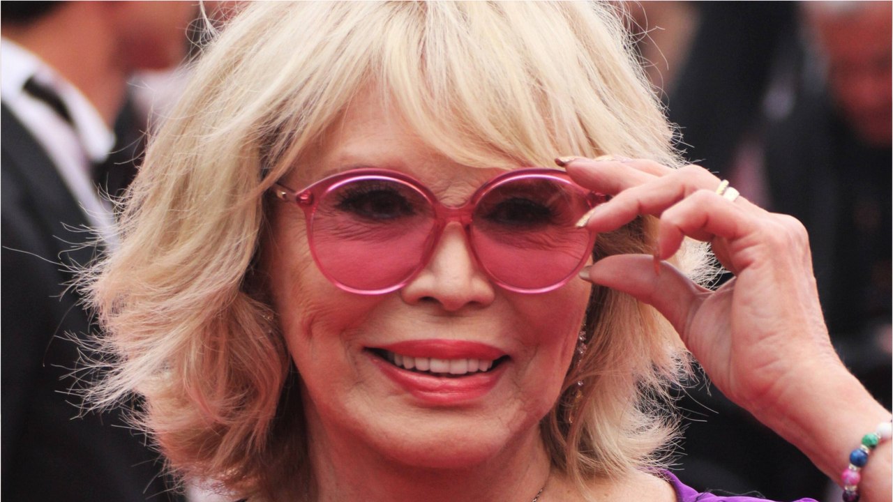 GALA VIDEO - “Je m’amuse beaucoup” : Amanda Lear cash sur sa relation avec les hommes