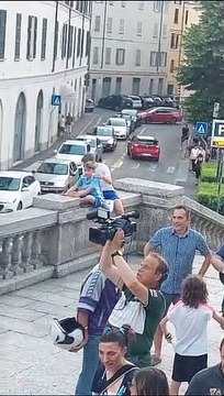 La festa in centro per la promozione del Lecco in serie B