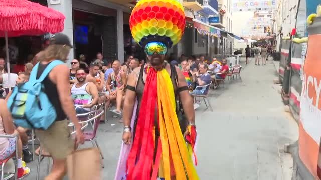 Desfile multitudinario en las calles de Sitges en las celebraciones del Orgullo Gay