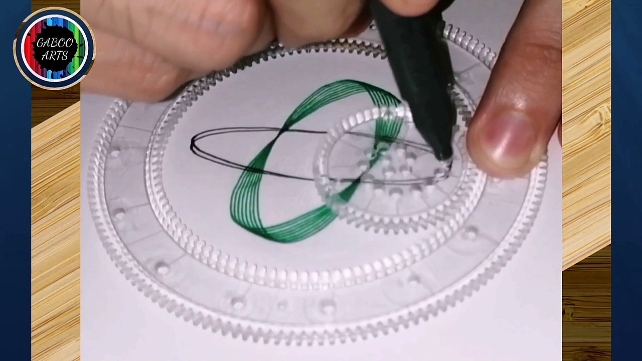 DIBUJANDO con un espirógrafo curvas de colores. DRAWING color curves with a spirograph.