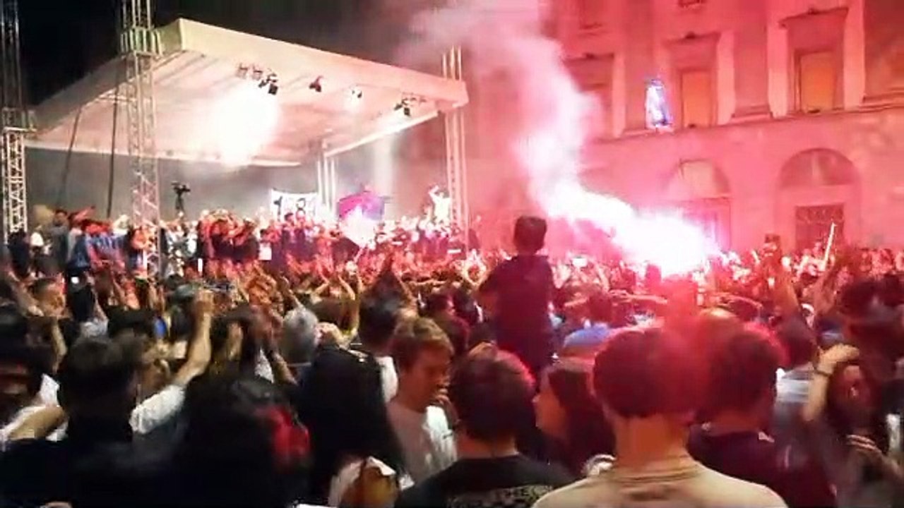 la festa dei tifosi del Lecco in piazza Garibaldi per la promozione in serie B