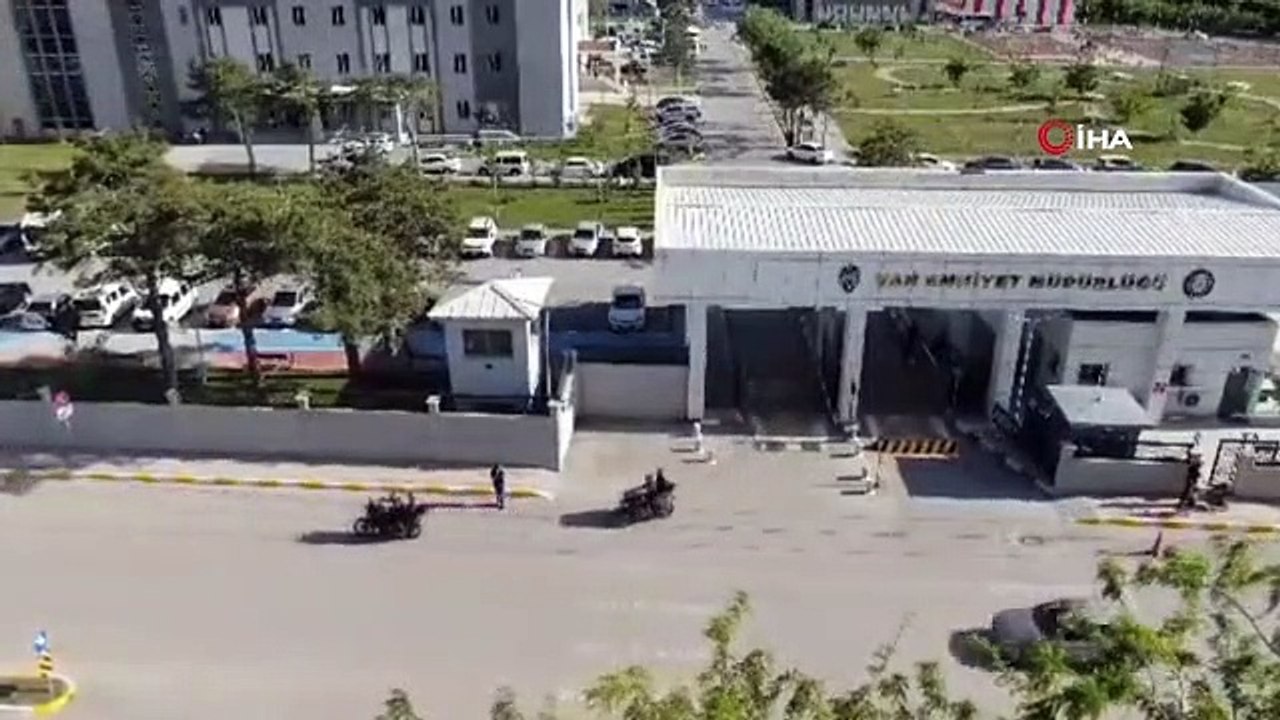 Van'da YKS'ye yetişmeye çalışan 22 öğrenciye polis yardımcı oldu