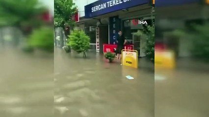 Akhisar'da sağanak: Sokaklar göle döndü, birçok bina ve iş yerini su bastı