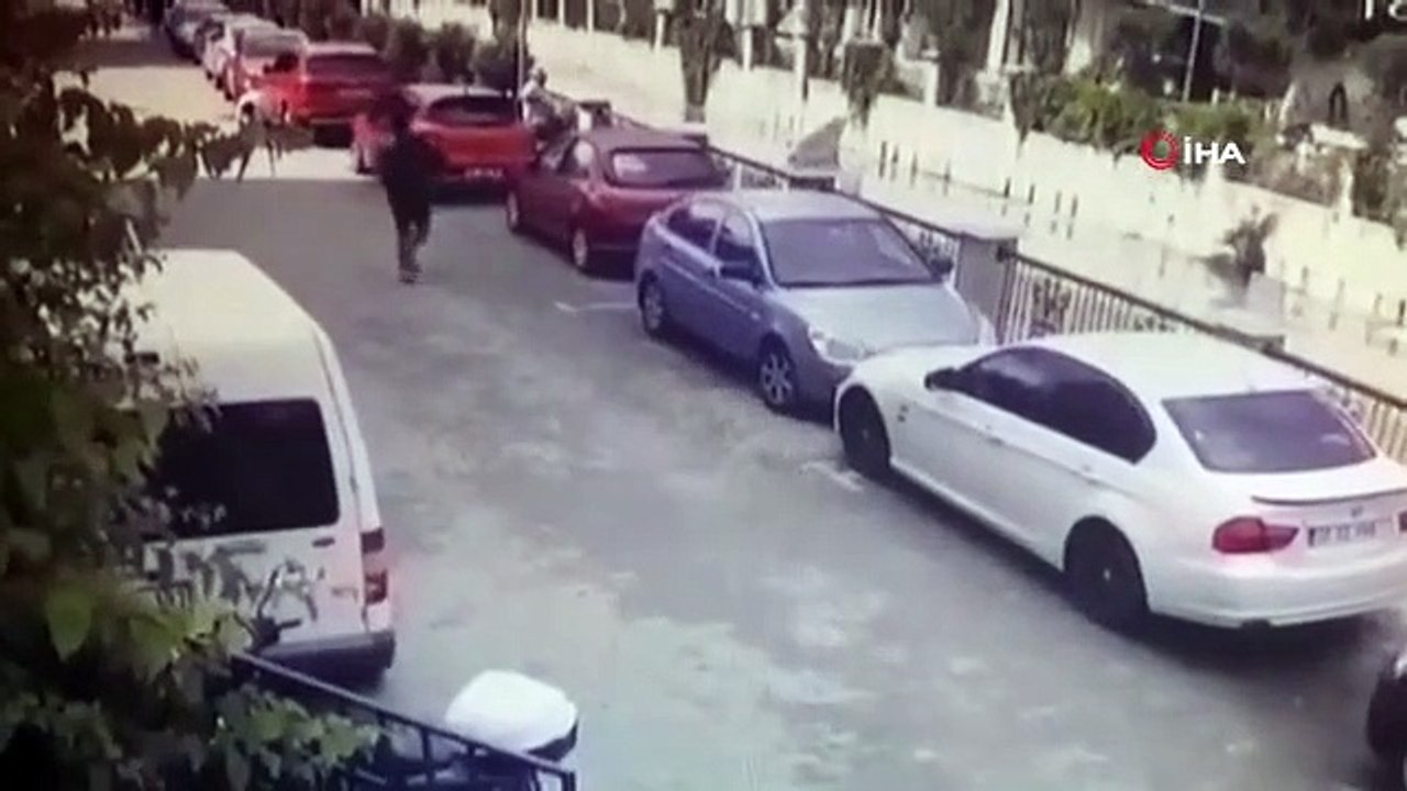 Les voleurs qui ont volé les sacs des volleyeurs qui sont entrés dans la mer sont filmés