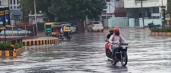 दस मिनट झमाझम बारिश, बढ़ी चिपचिपाहट