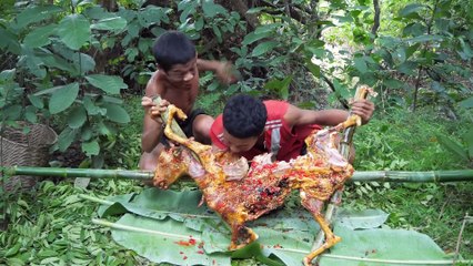 Cooking in jungle, meet the goat at waterfall   Primitive technology