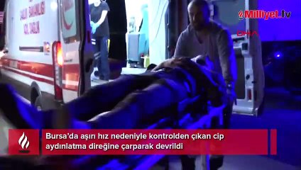 Aydınlatma direğine çarpan cip devrildi: 2 yaralı