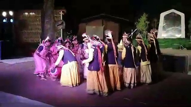 आदिवर्त के प्रांगण में प्रस्तुति देते कलाकार