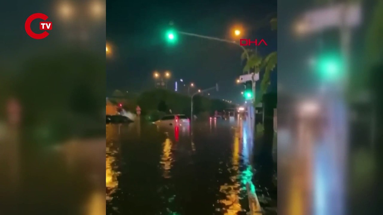 İzmir'de sağanak yağış sonrası çok sayıda araç sular altında kaldı.