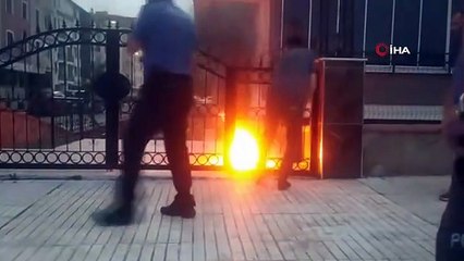 Kendini yakmaya çalışan şahsı polis kurtardı
