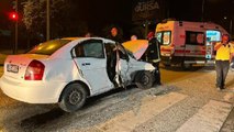 Bursa'da kavşaktan dönüş yapan 2 otomobil çarpıştı