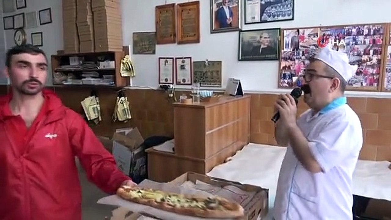 Pide Ustası Her Pazar Müşterilerine Türk Sanat Müziği Konseri Veriyor