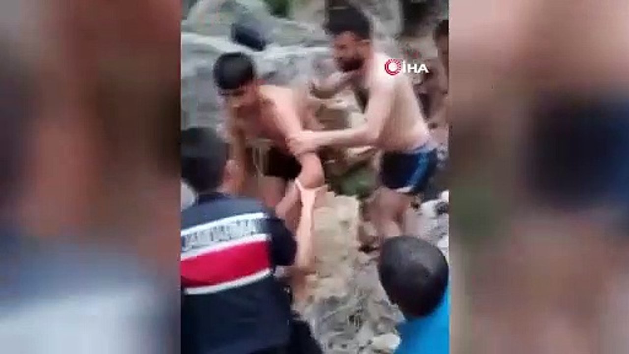 Bir kişinin boğulduğu olayda bir kişi de halatla sudan çıkarıldı