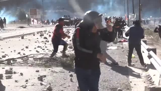 Duros enfrentamientos entre policía e indígenas al norte de Argentina