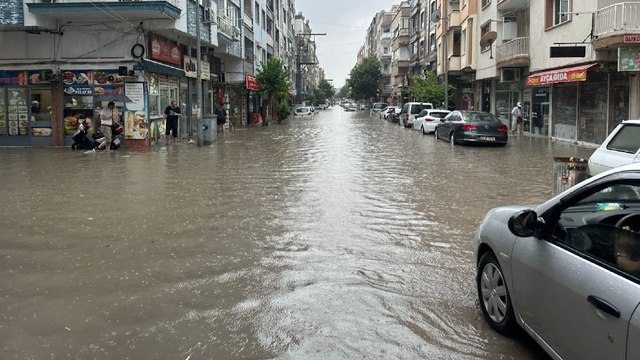 İlçeyi sel vurdu: Yollar göle döndü, hastaneyi su bastı
