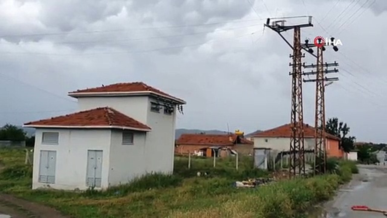 Elektrik tellerine takılan uçurtmayı kurtarmaya...
