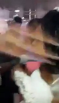 Sa maitresse débarque à son propre mariage en robe de mariée et met un énorme bordel !