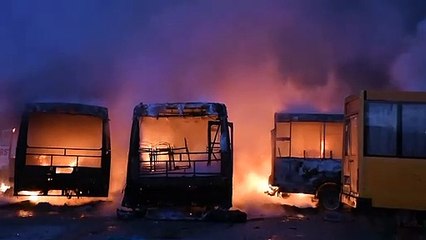 Bombeiros ucranianos combatem incêndio em Kherson. Veja o vídeo