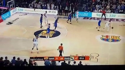 Acción impune de Yabusele tras finalizar el primer Barça-Madrid en el Palau