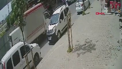 Annesine koşan çocuğa araba çarptı