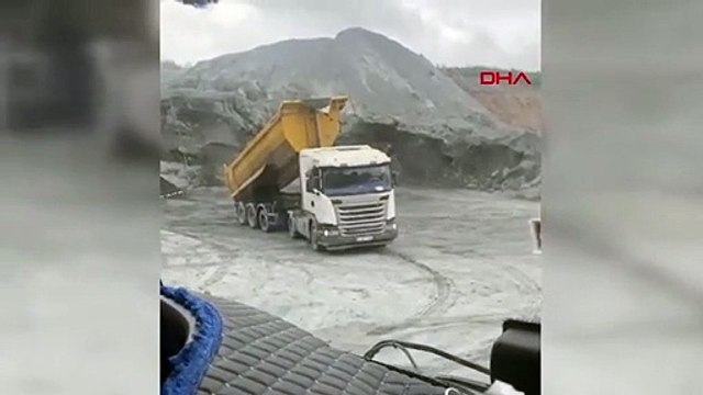 Kağıthane'de hafriyat kamyonunun damperi devrildi!