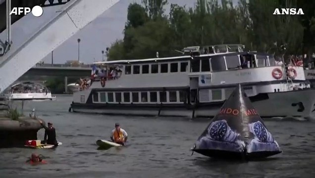 Parigi, tuffi estremi accanto alla Torre Eiffel