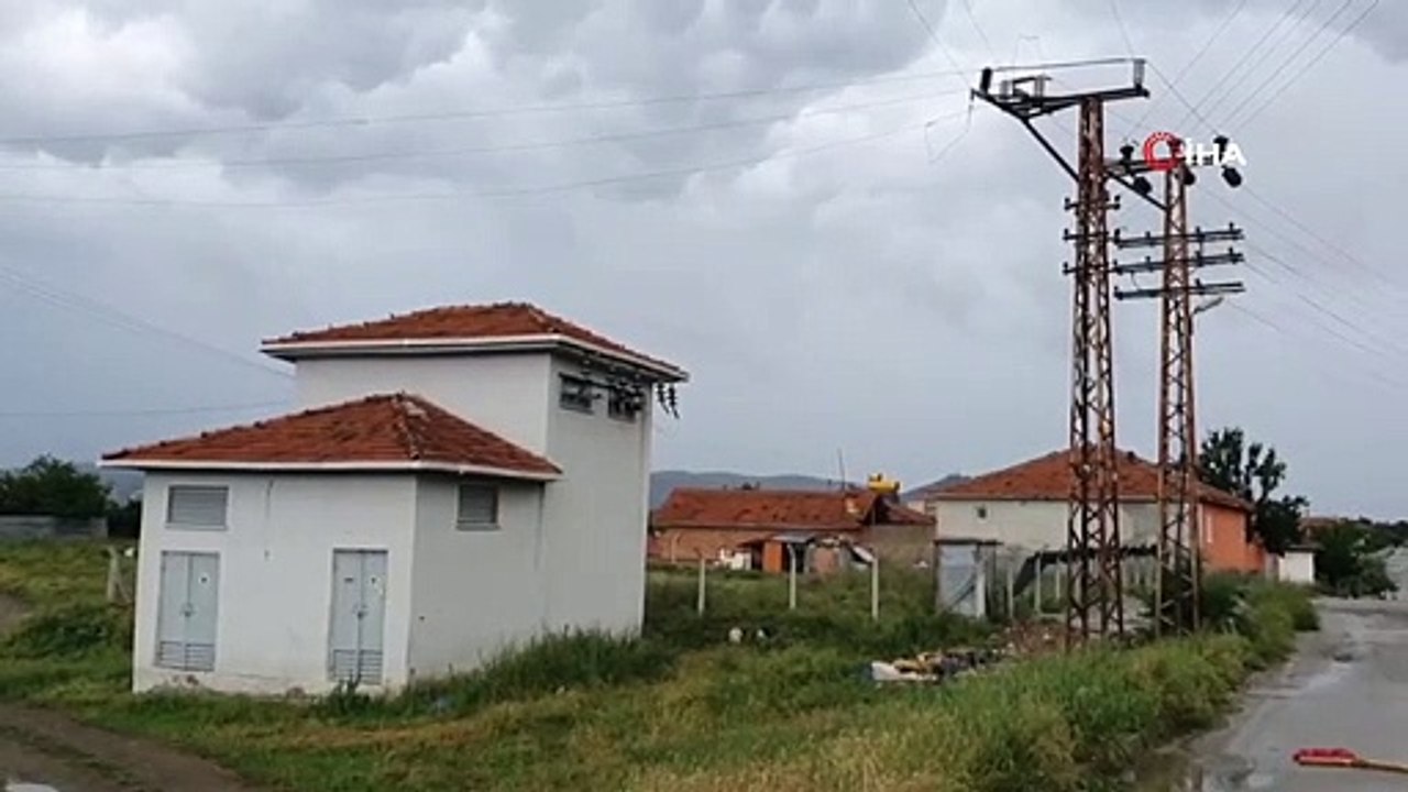 Elektrik tellerine takılan uçurtmayı almak iste...