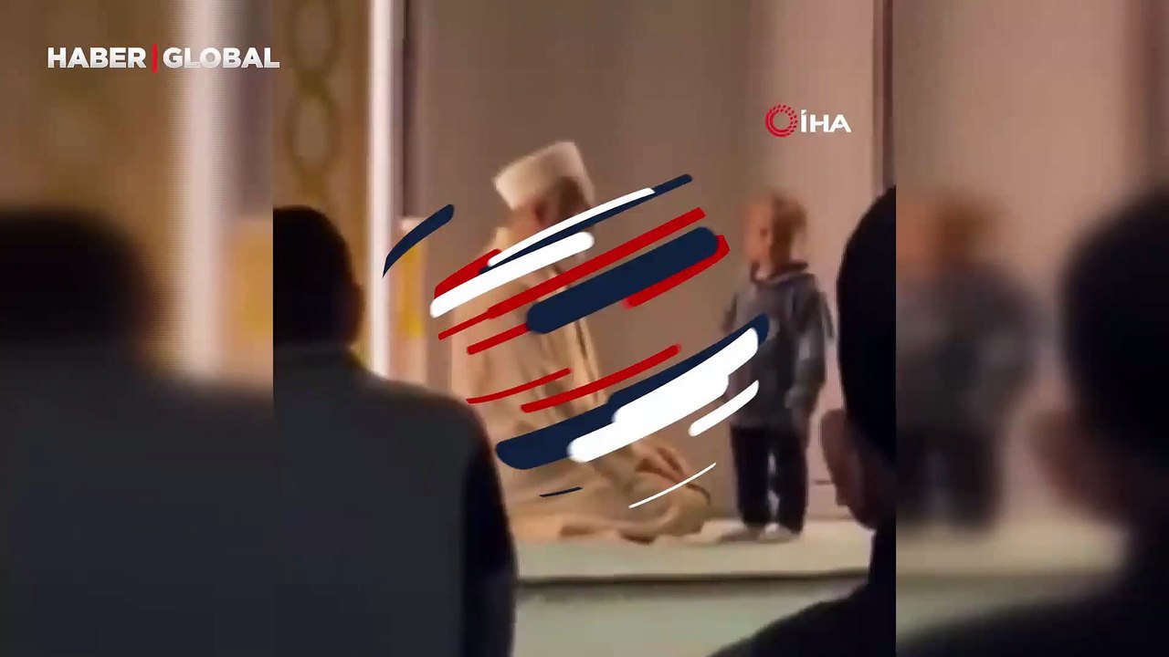 Maltepe'de dua okuyan imam ile çocuğun oyunu gündem oldu: Yüzünü böyle izledi