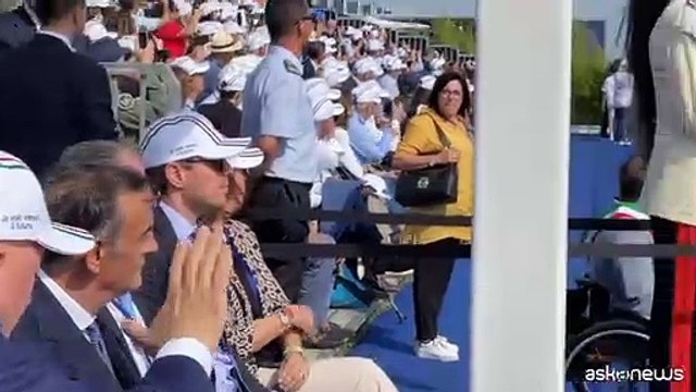 Occhiali da sole e cappellino, Mattarella ammira le Frecce Tricolori