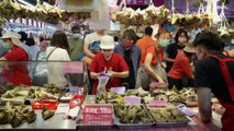 شاهد: الأسواق الشعبية في تايوان تعج بكرات الأرز احتفالا بمهرجان قوارب التنين