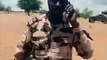 Des soldats tchadiens arrêtent des soldats français à la frontière soudanaise
