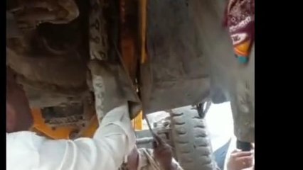 मथुरा: जेसीबी मशीन में फंसा अजगर, कड़ी मेहनत के बाद किया गया रेस्क्यू