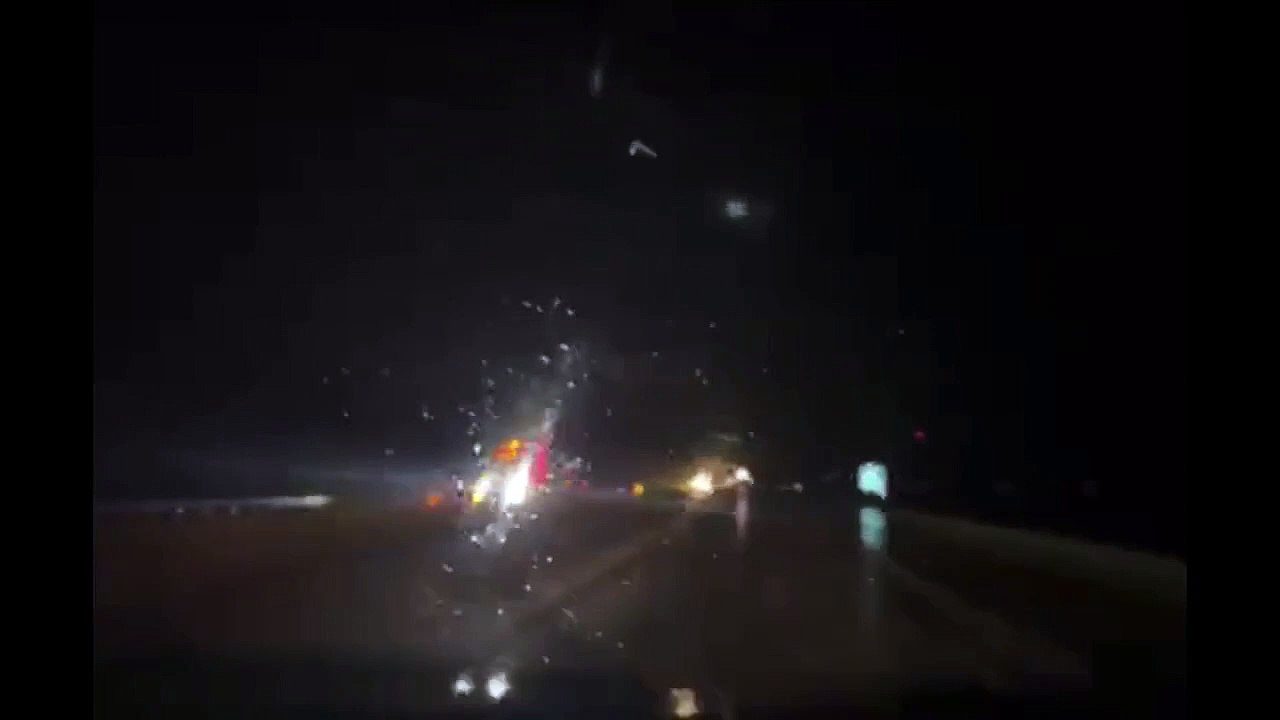 Lightning Strikes Near Kansas Roadway - video Dailymotion