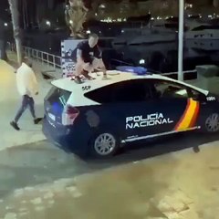 Filmam-se para o TikTok a saltar em carro da polícia e acabam detidos