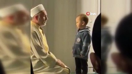 Küçük çocuk camide aşka geldi