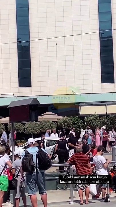 Polislerin götürmeye geldiği şüpheli birden namaz kılmaya başladı