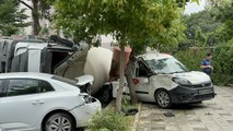 Kadıköy'de beton mikseri otomobillerin üzerine devrildi