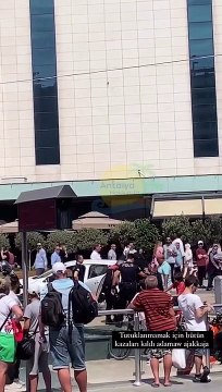 Antalya'da bir kişi polisler gözaltına almasın diye namaz kıldı!