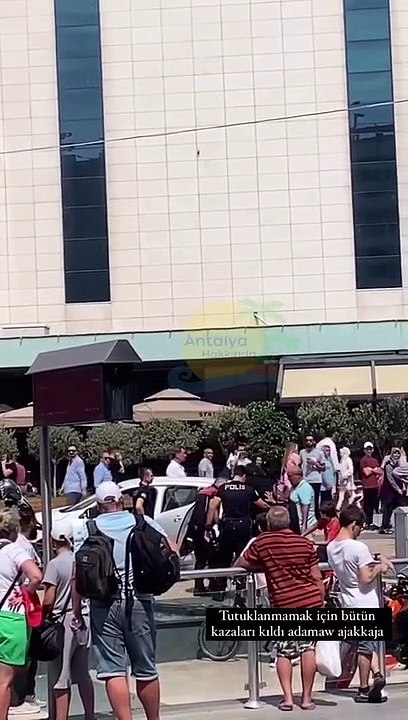 Antalya'da bir kişi polisler gözaltına almasın diye namaz kıldı!